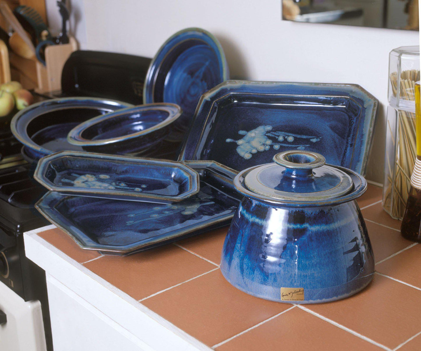 Lidded Casserole Dish (2020), Louis Mulcahy Pottery